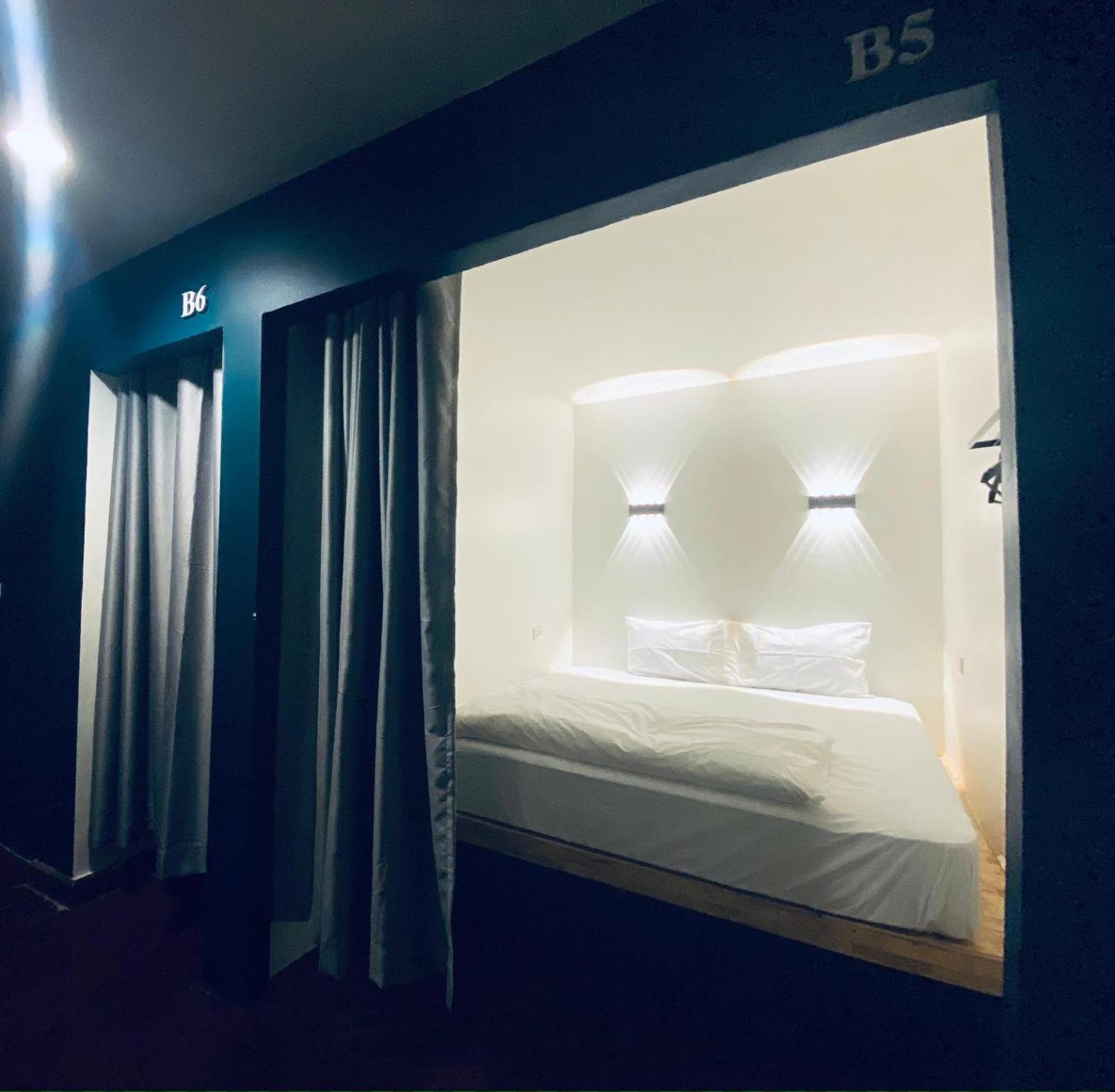 Forgotten Hostel Silom Bangkok Bagian luar foto